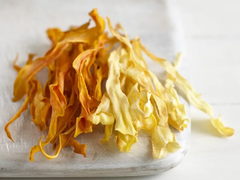 Pastinaken-und Süßkartoffelchips