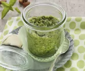Grünes Mandelpesto