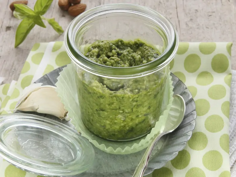 Grünes Mandelpesto