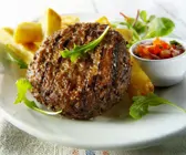 Rinderhacksteak mit Salat und Pommes
