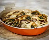 Crêpe mit Spinat und Pilzen gefüllt