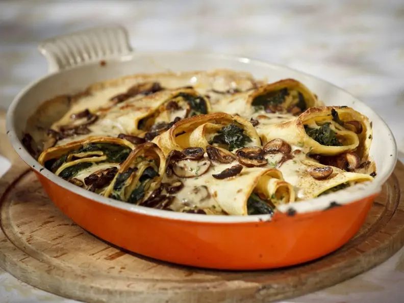 Crêpe mit Spinat und Pilzen gefüllt