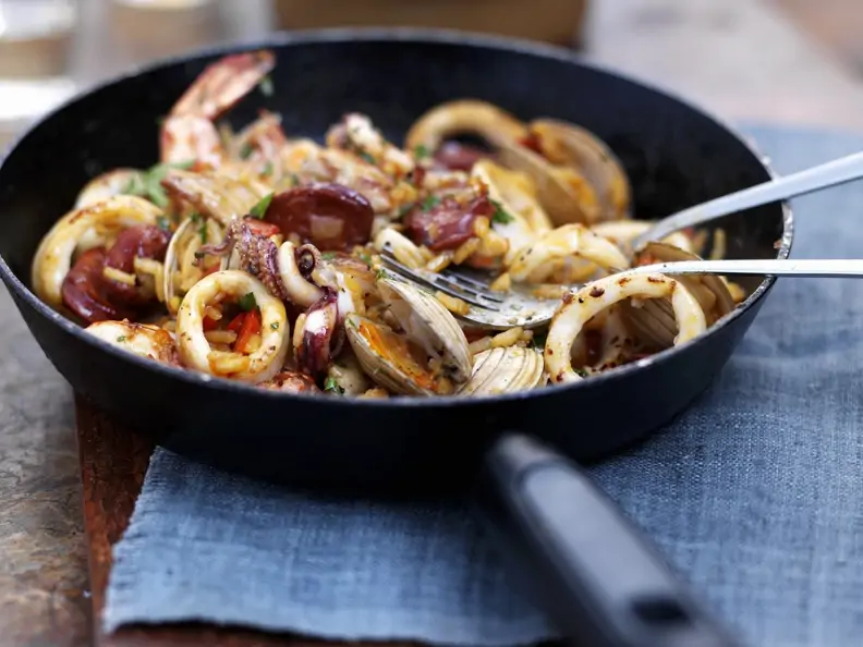 Reispfanne mit Meeresfrüchten (Paella)