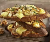 Baguette mit Brie, Birne und Walnusskernen