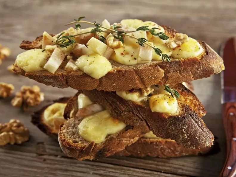 Baguette mit Brie, Birne und Walnusskernen