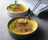 Créme brûlée mit pikanter Würzung aus Thymian und Rosmarin