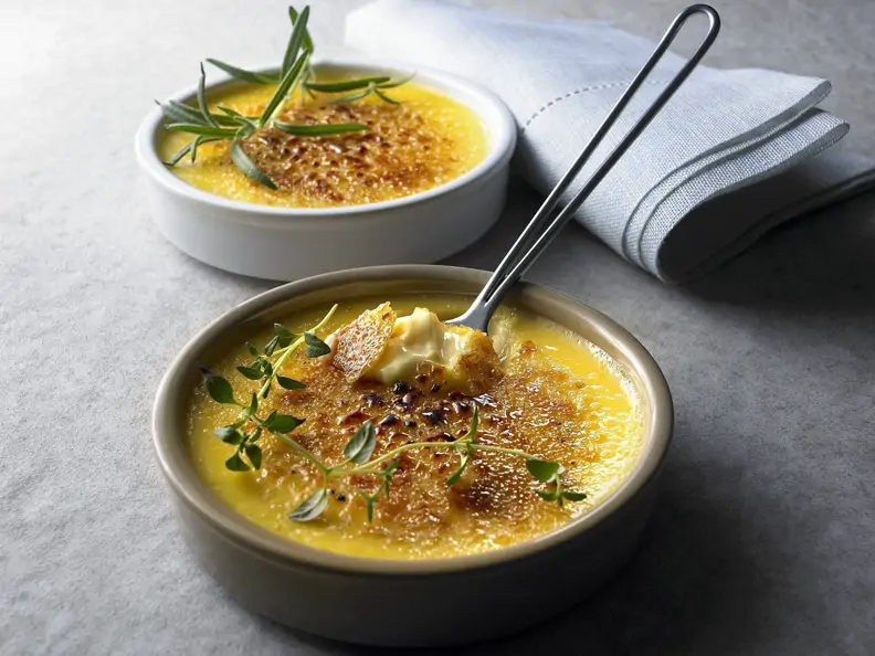 Créme brûlée mit pikanter Würzung aus Thymian und Rosmarin