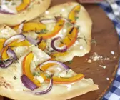 Vegetarischer Flammkuchen mit Kürbis und Ziegenfrischkäse