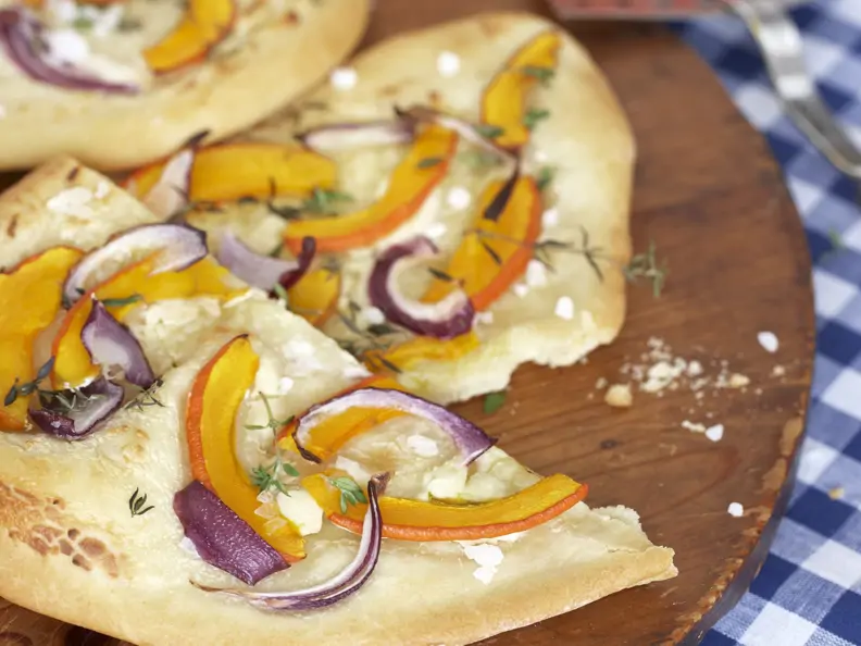 Vegetarischer Flammkuchen mit Kürbis und Ziegenfrischkäse