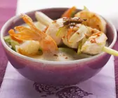Kokossuppe nach thailändischer Art mit Shrimps und zitronigem Hähnchen-Spieß