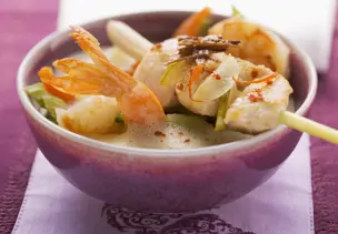 Kokossuppe nach thailändischer Art mit Shrimps und zitronigem Hähnchen-Spieß