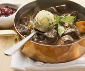Wildgulasch mit Semmelklößen