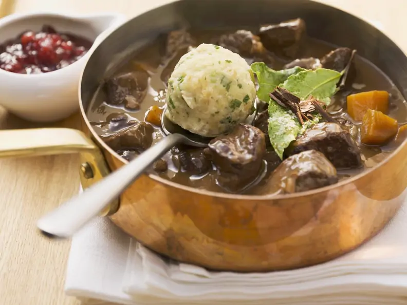 Wildgulasch mit Semmelklößen