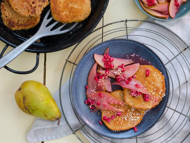 Pancakes mit Granatapfel-Birnen-Kompott