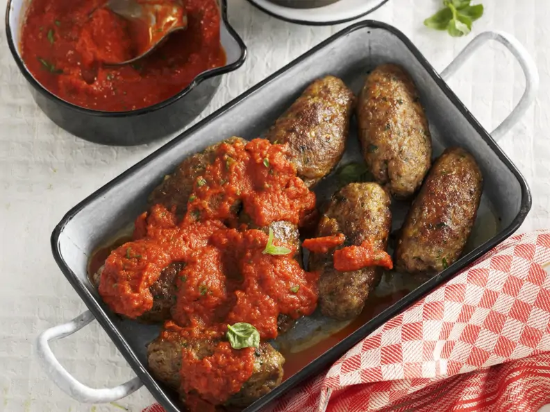 Hackfleischröllchen mit Tomatensauce