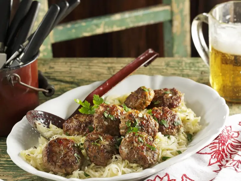 Frikadellen nach Münchner Art (Fleischpflanzerl) dazu Sauerkraut