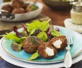 Hackklößchen mit grünem Salat