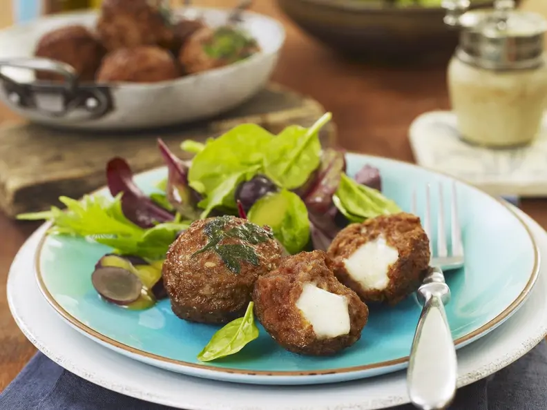 Hackklößchen mit grünem Salat