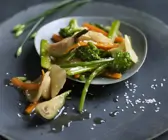 Gemüse aus dem Wok mit Sesam