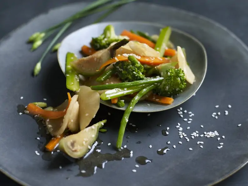 Gemüse aus dem Wok mit Sesam