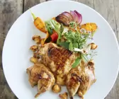 Hähnchenkeule mit buntem Gemüse