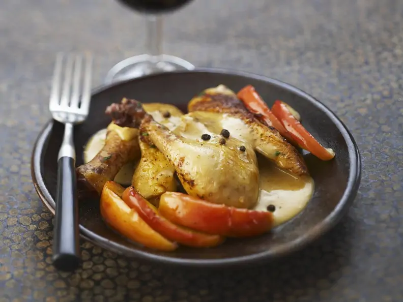 Gebackenes Hähnchen mit Apfel in Calvadossoße