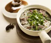 Nudelsuppe auf vietnamesische Art