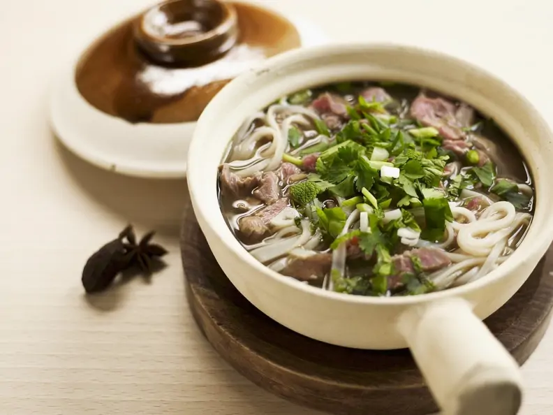 Nudelsuppe auf vietnamesische Art