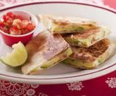 Käsetortilla mit Avocado und Tomatendip