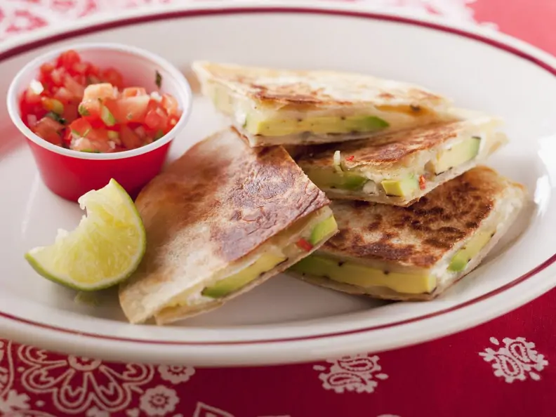 Käsetortilla mit Avocado und Tomatendip