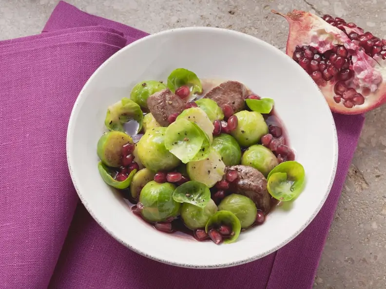 Lamm mit Sprossenkohl und Granatapfel
