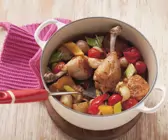 Geflügelkeule auf buntem Gemüse