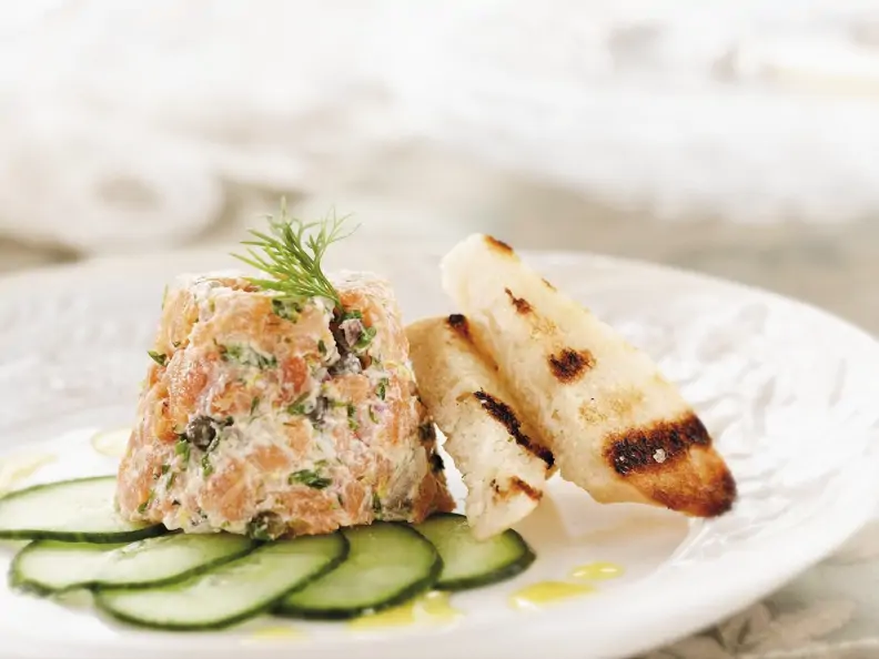 Forellentatar mit Gurkensalat