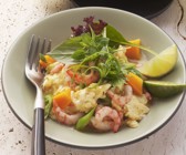 Exotisches Rührei mit Garnelen und Mango