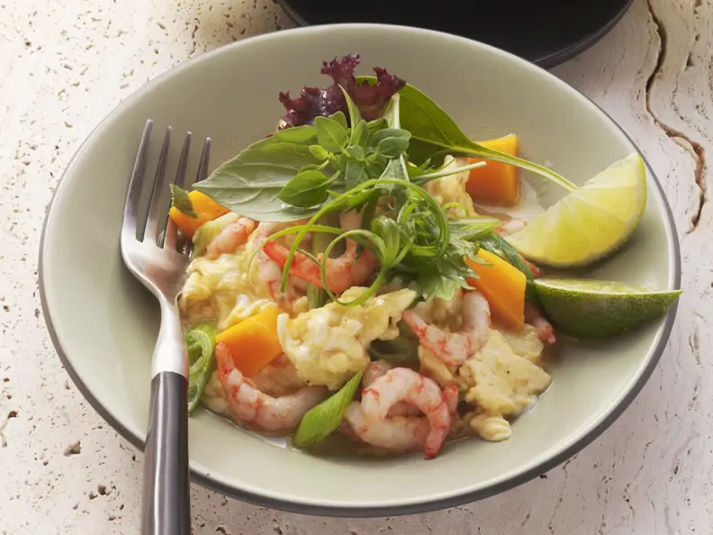 Exotisches Rührei mit Garnelen und Mango