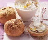 Buttermilchbrötchen mit süßem Quark
