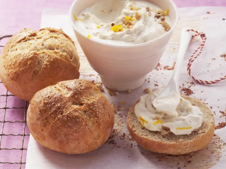 Buttermilchbrötchen mit süßem Quark