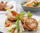 Quarkbratlinge mit Gemüsesalat