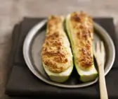 Zucchinischiffchen mit Käsesoufflee-Füllung