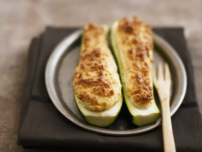 Zucchinischiffchen mit Käsesoufflee-Füllung