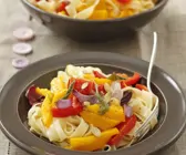 Pasta mit Gemüsesoße (Kürbis, Paprika, Rote Zwiebel)