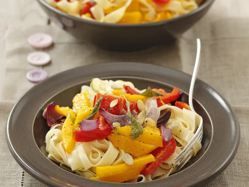 Pasta mit Gemüsesoße (Kürbis, Paprika, Rote Zwiebel)