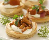 Mini-Pfannkuchen mit Schmand und Pfifferlingen