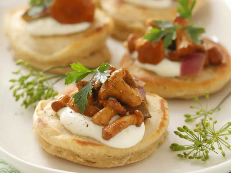 Mini-Pfannkuchen mit Schmand und Pfifferlingen