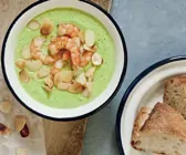 Brokkolisuppe mit Garnelen und Mandeln