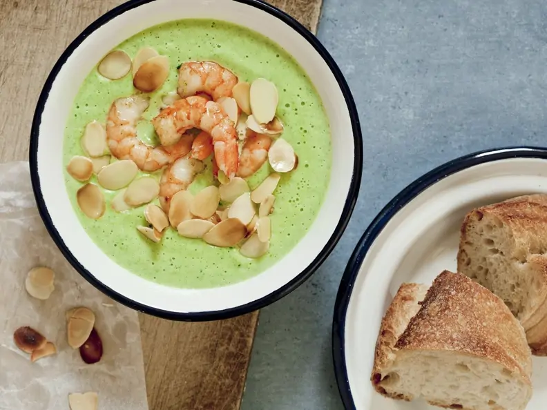 Brokkolisuppe mit Garnelen und Mandeln
