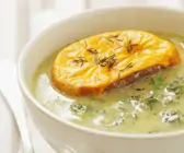Brokkolicremesuppe mit knusprigem Käsebrot