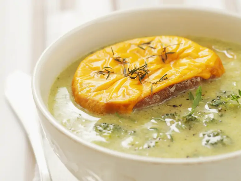Brokkolicremesuppe mit knusprigem Käsebrot