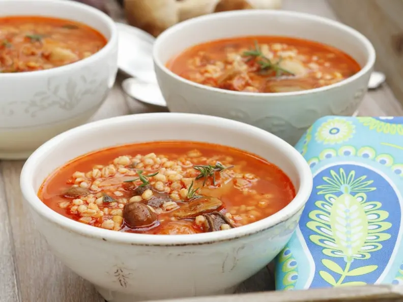 Gersten-Tomaten-Suppe mit Pilzen