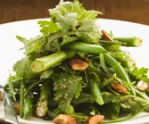 Grüner Gemüse-Mandel-Salat aus Bohnen und Spargel